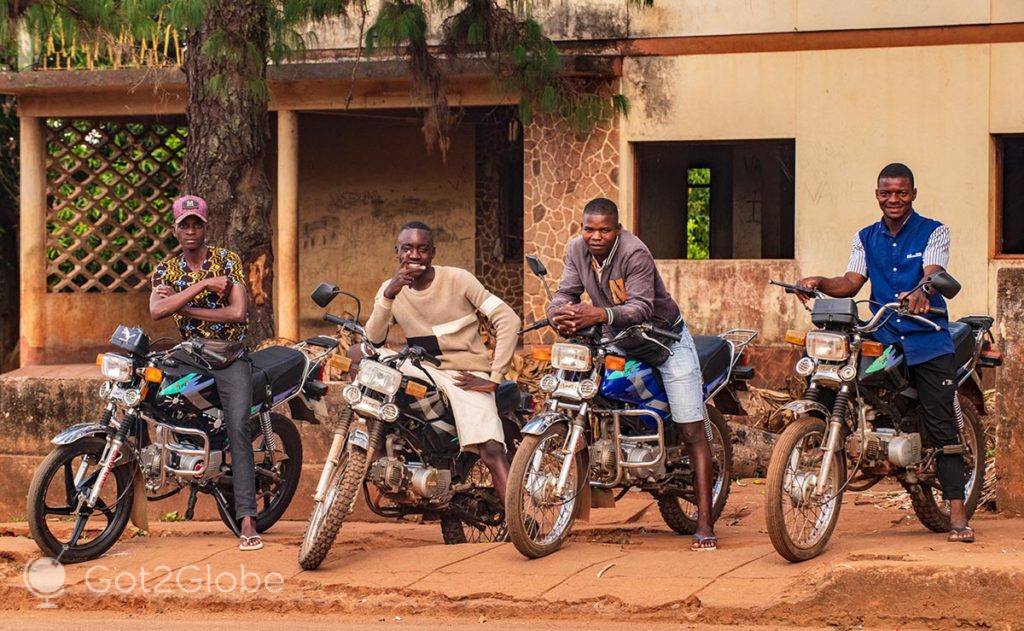 Motoboys a postos, no centro de Gurué