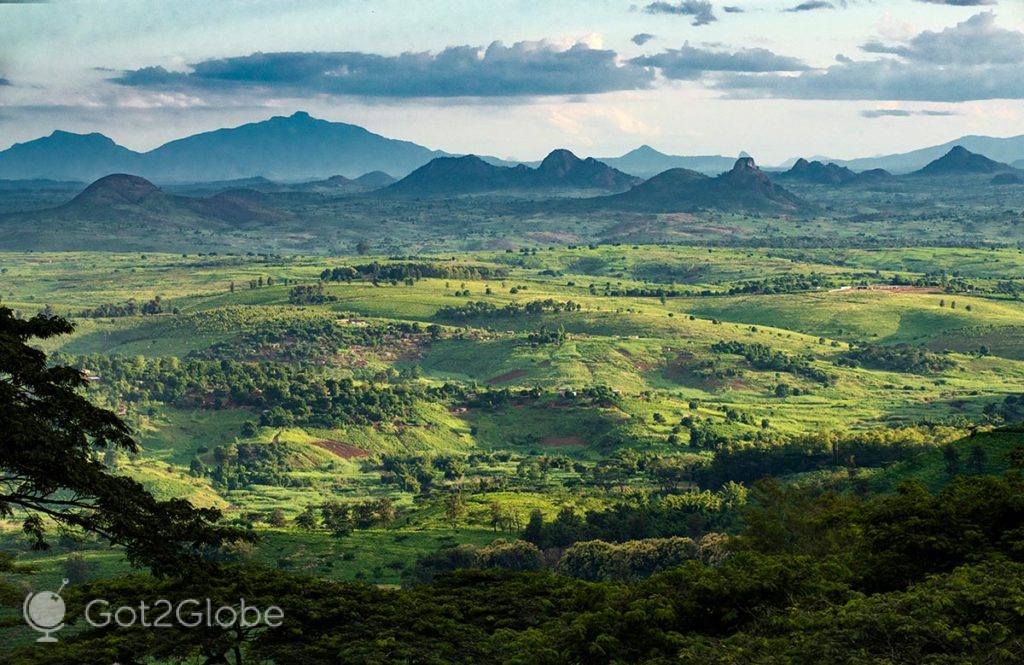 Vista do relevo da Zambézia, visto duma encosta dos Montes Namuli