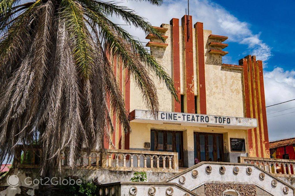 O edifício colonial e art deco do cine-teatro Tofo