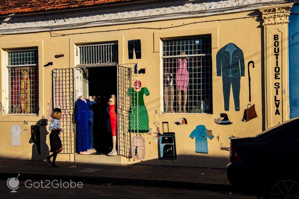 Loja de roupa com pinturas a condizer