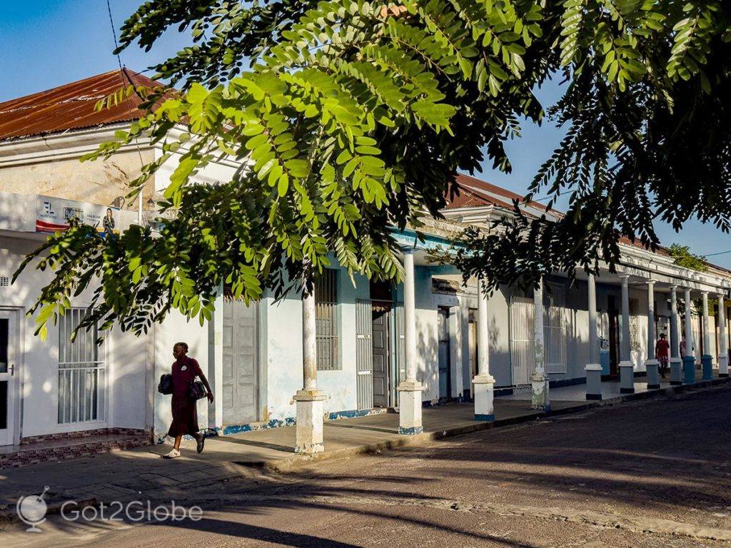 Pedestre percorre arcadas iluminadas do centro de Inhambane.