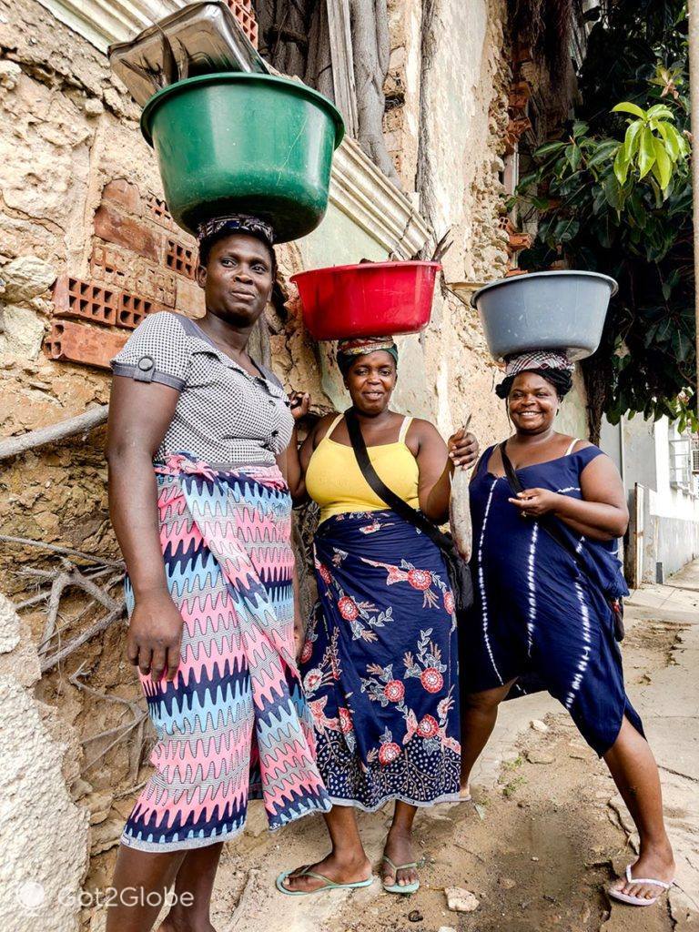 Mulheres carregadas com peixe, Inhambane