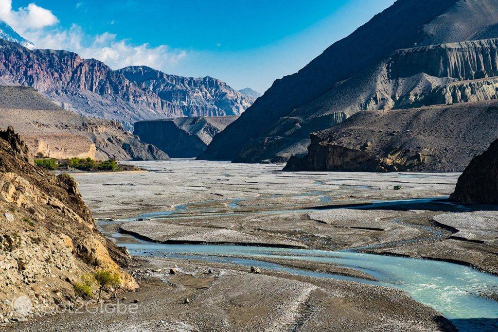 Rio Kali Gandaki, diminuído pela época seca já avançada