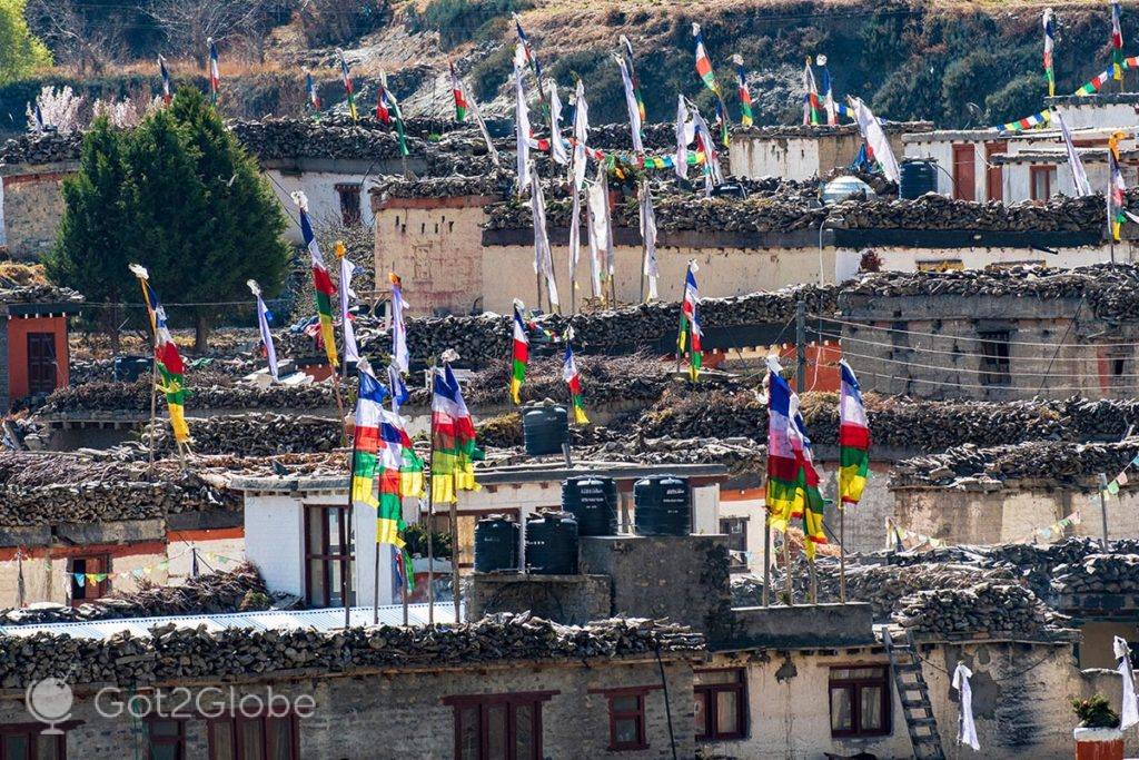 Terraços e estandartes budistas de casas tradicionais de Kagbeni