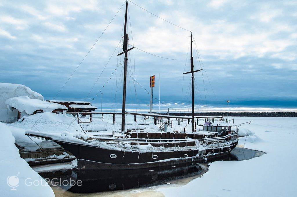 Barco cercado por gelo na marina de Kemi, Baía de Bótnia