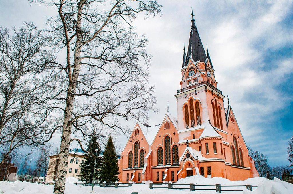 A catedral luterana de Kemi, destacada acima do centro nevado da cidade.