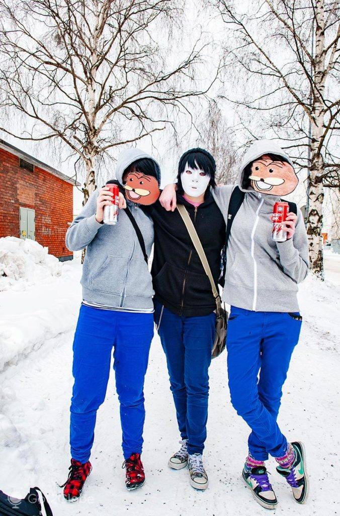 Adolescentes poucos mascarados durante a convenção Kitacon de Kemi