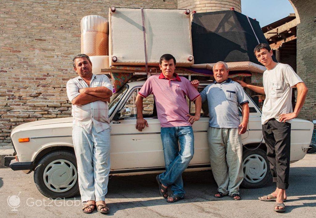 Homens de Bukhara logo após terem carregado mobília sobre um velho Lada.