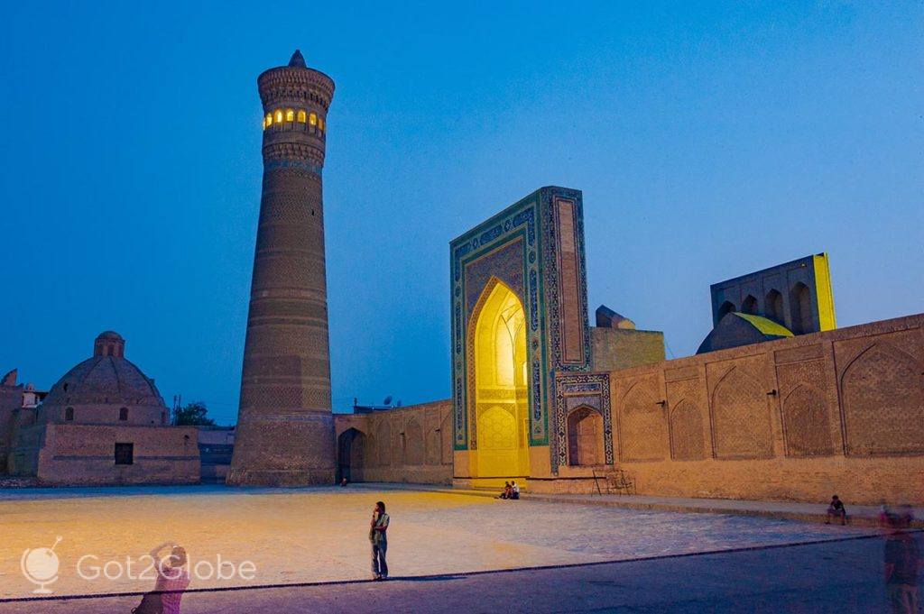 Luzes artificiais dão novas cores ao Registão de Bukhara.