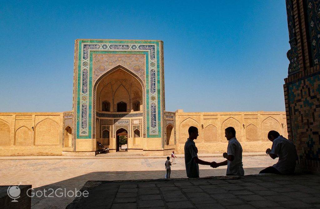 Fiéis saúdam-se no registão de Bukhara.