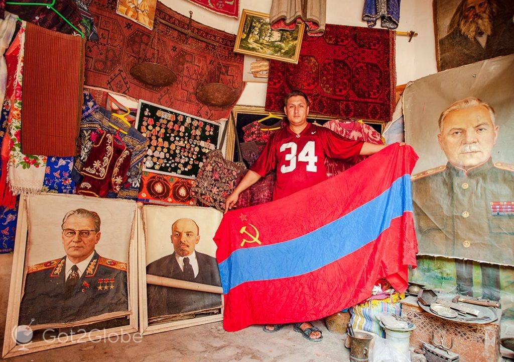 Vendedor exibe bandeira antiga da República Socialista Soviética do Uzbequistão