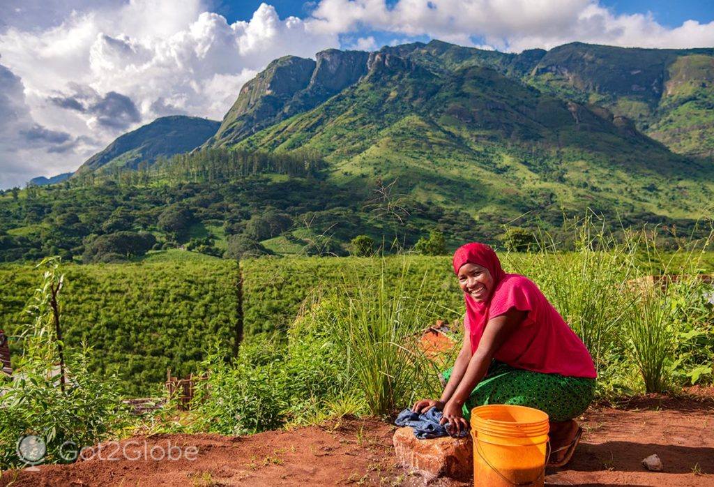 Teresa lava roupa na sua casa na orla de Gurué, com vista dos Montes Namuli.