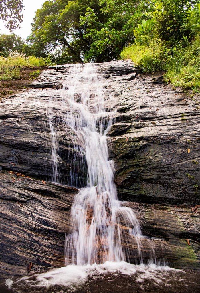 Cascada cai ao lado da Santinha na orla de Gurué