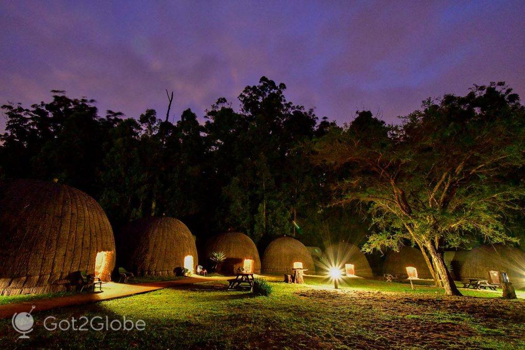 Anoitecer numa das secções de alojamento em cabanas tradicionais colmeia do Santuário de Vida Selvagem Mlilwane