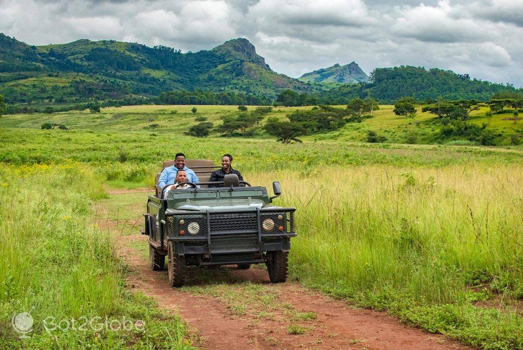 Guia Caro conduz passageiros numa das estradas de terra vermelha do Santuário de Vida Selvagem Mlilwane