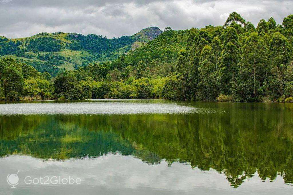 Lago formado pela represa do rio Mhlangeni, no Santuário de Vida Selvagem Mlilwane