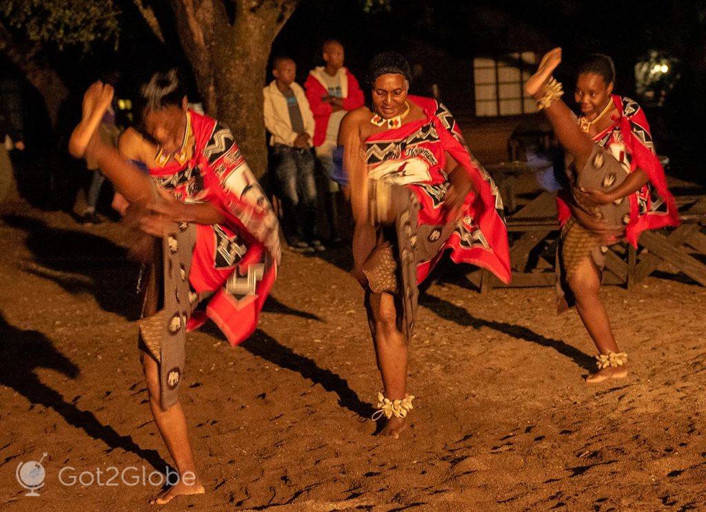 Mulheres dançam danças tradicionais suazi, no Santuário de Vida Selvagem Mlilwane