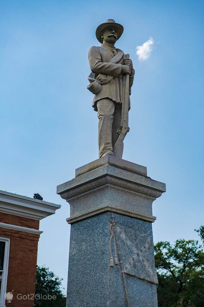 Estátua de um oficial confederado, em St. Francisville