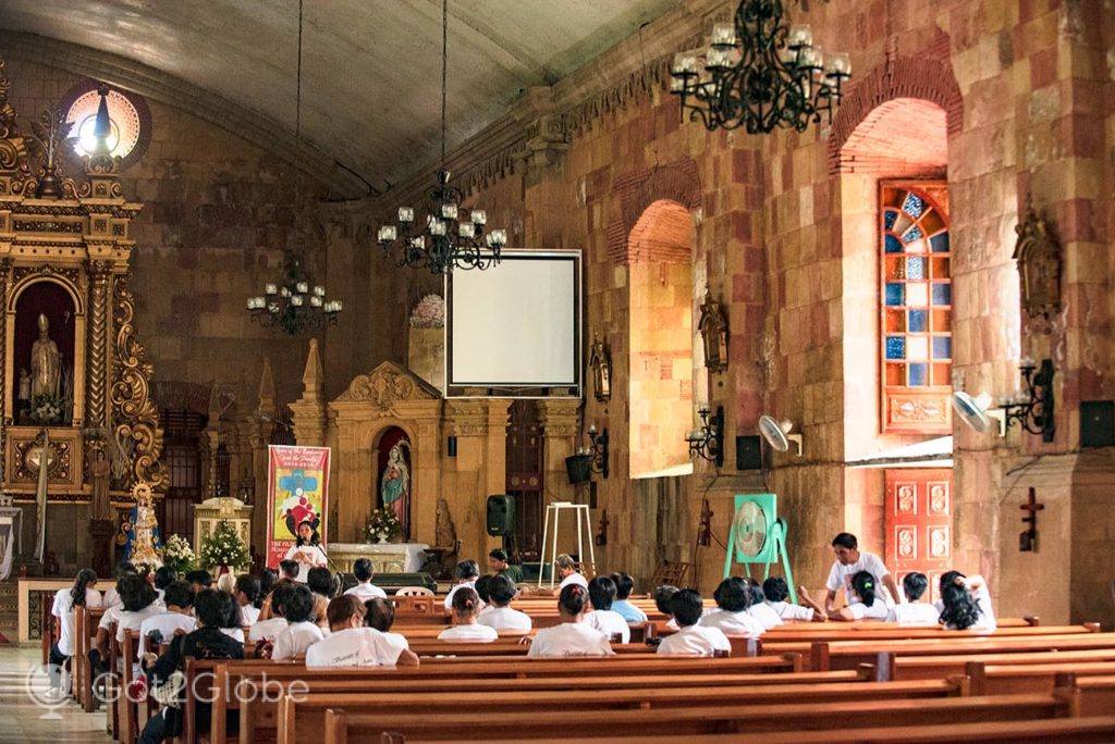 Fieis no interior da Igreja de Miagao, a 40km de Iloilo