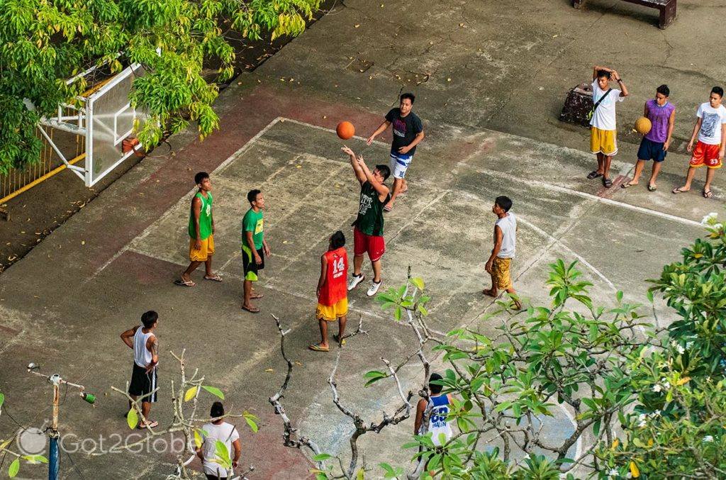 Jogo de basquete na Praça da Libertad de Iloilo, ilha de Panay