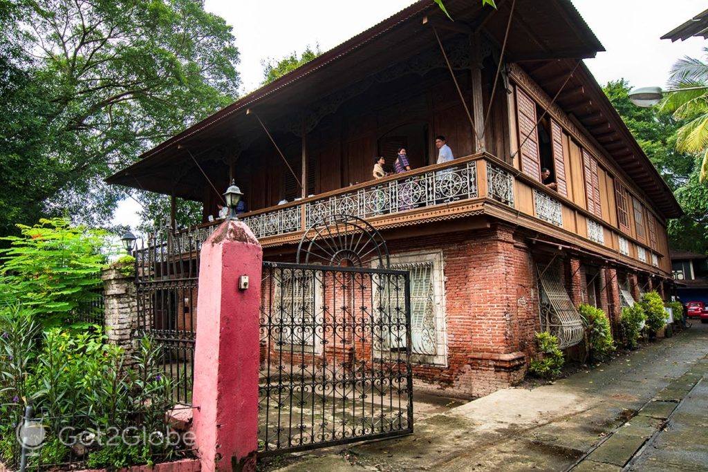 Visitantes na varanda da Casa Mariquit, Iloilo