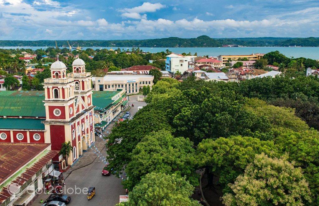 A igreja de San José Plácido, e a Plaza Libertad, ao lado