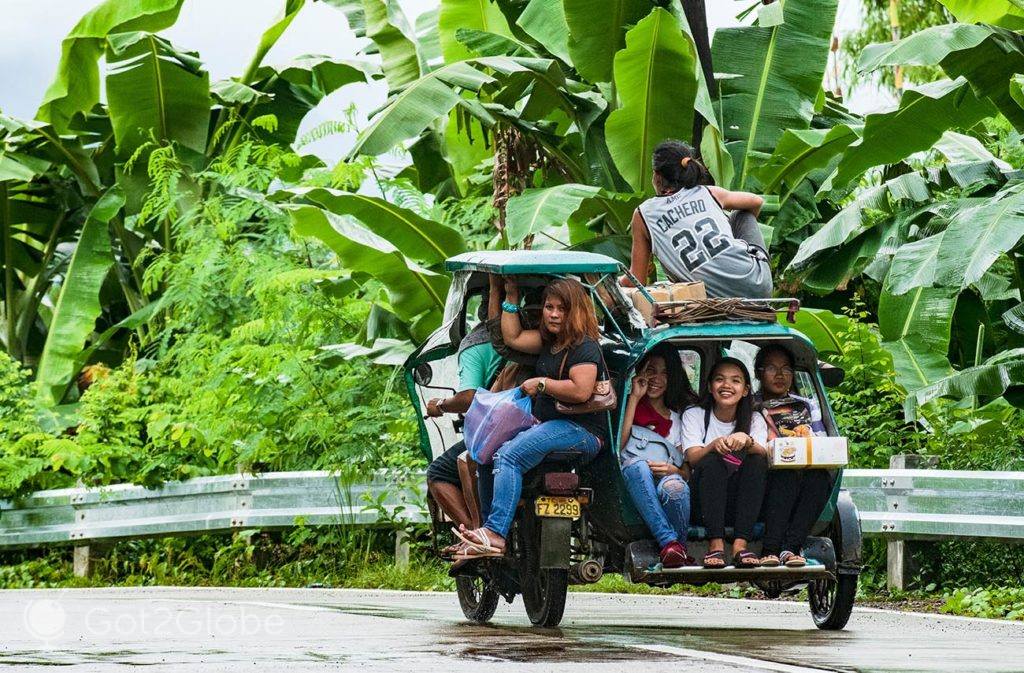 Tricycle carregado de passageiros, nos arredores de Iloilo