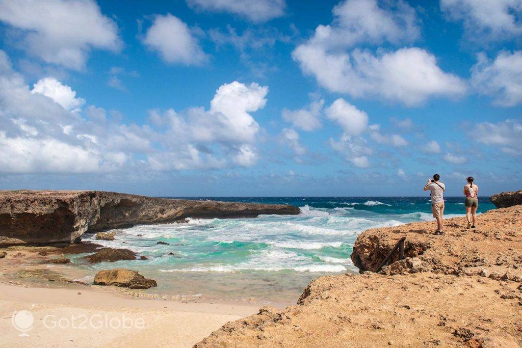 Uma das várias enseadas em "falhas" geológicas do leste de Aruba