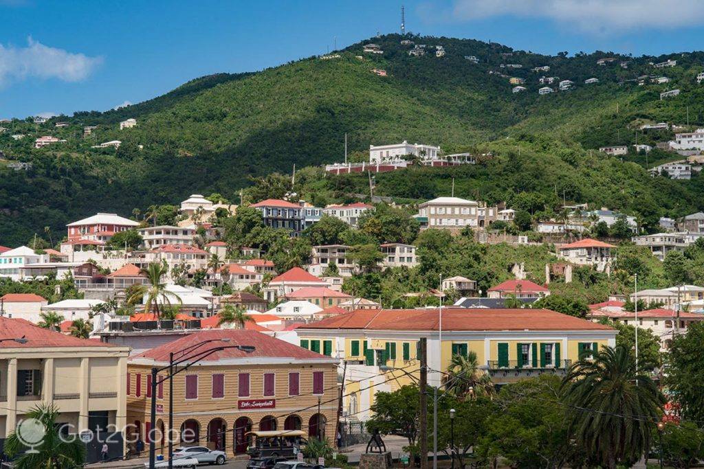 Casario colonial secular no centro histórico de Charlotte Amalie.