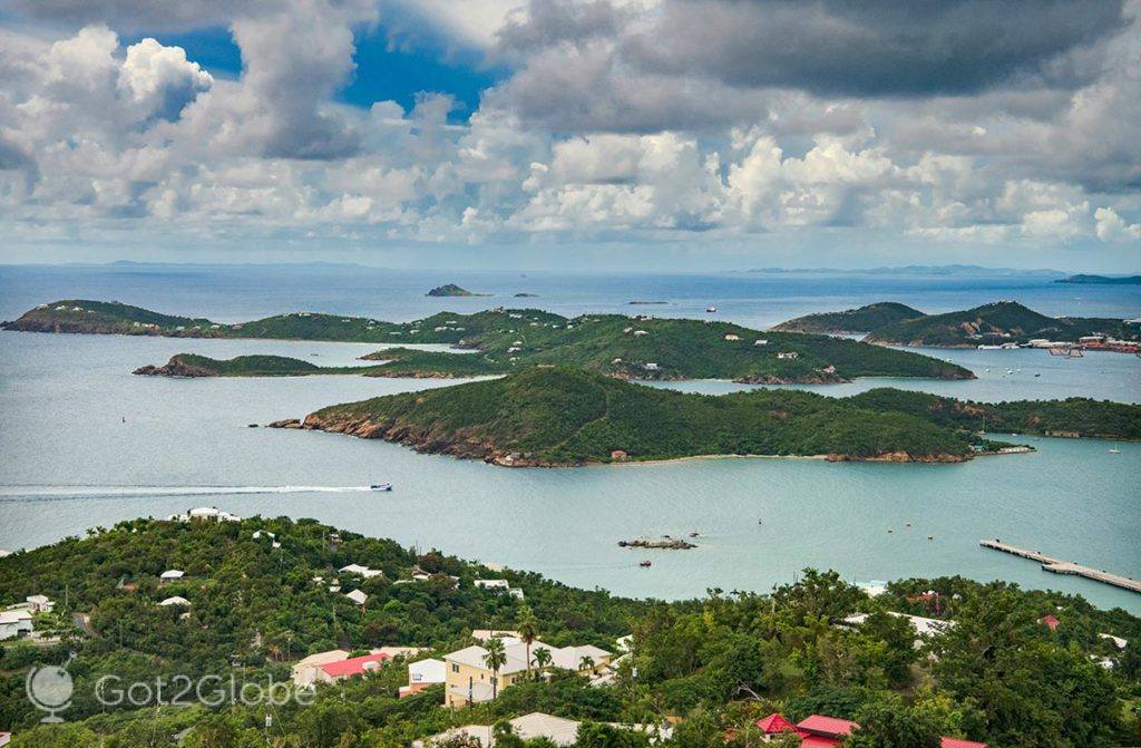 Barcos percorrem um canal em frente a Charlotte Amalie