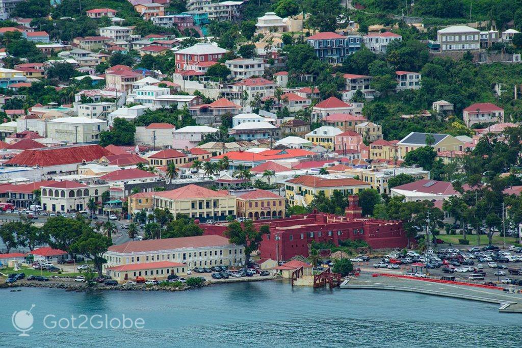 O Forte Christian destacado em grená, na frente urbana de Charlotte Amalie