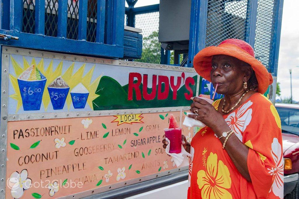 Cliente saboreia um dos granizados da rulote Rudy's