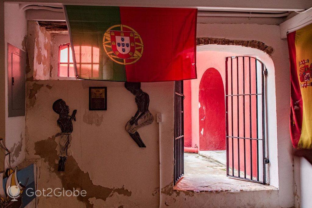 Bandeira portuguesa numa das celas do Forte Christian