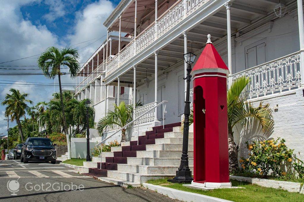 Guarida vermelha na Government House de Charlotte Amalie