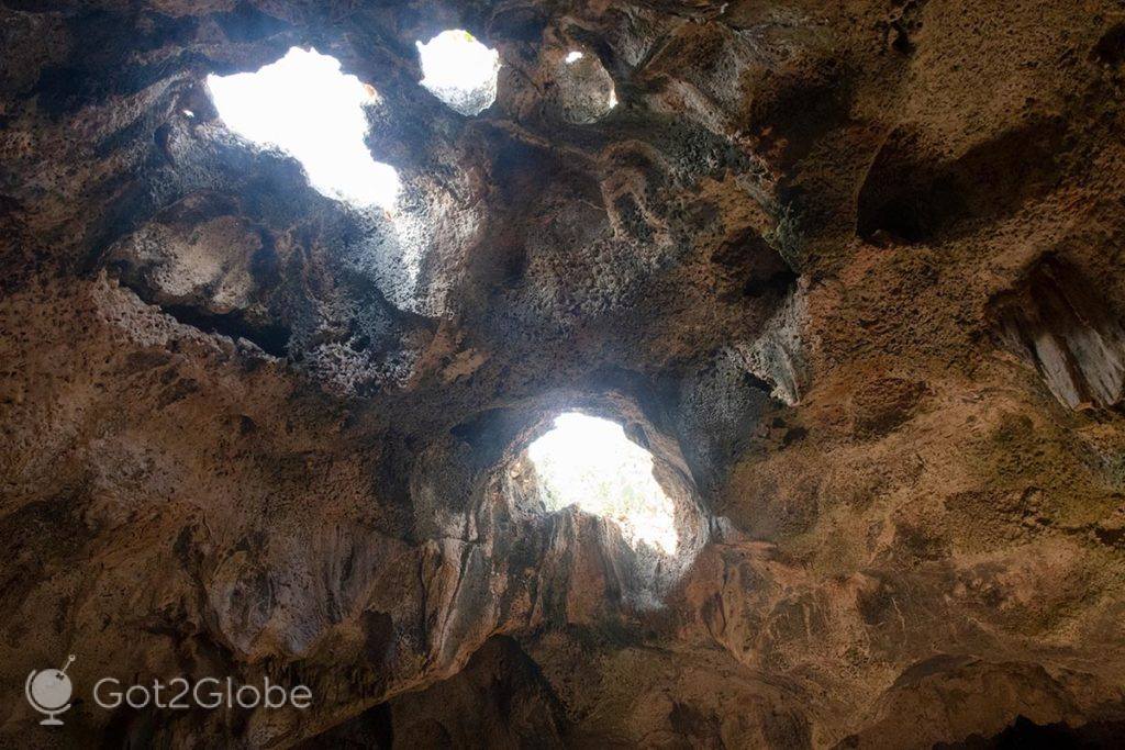 Buracos no cimo da gruta Quadiriki