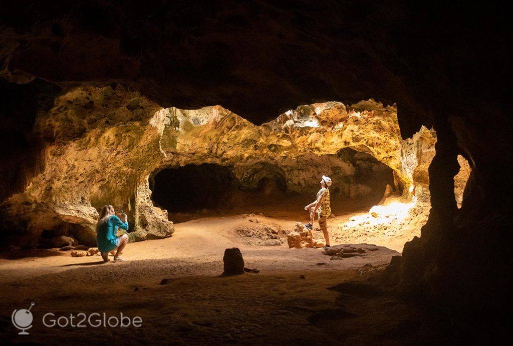 Visitantes numa das câmaras da gruta Quadiriki