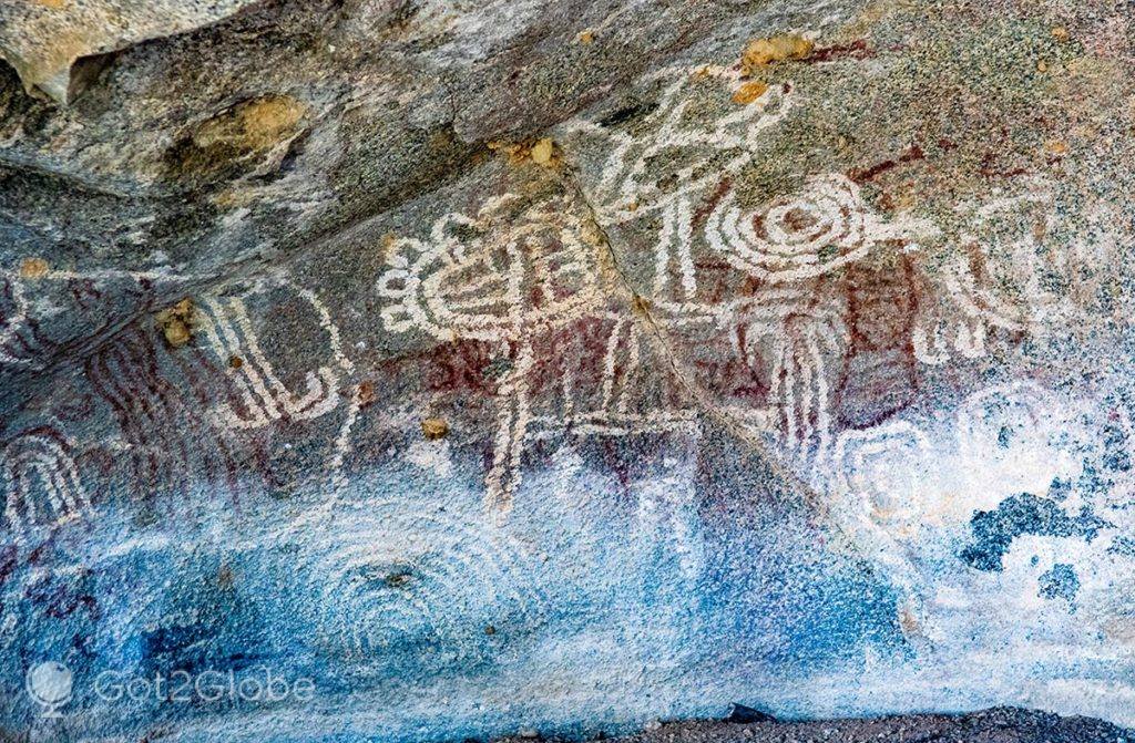 Petroglifos na gruta Fontein do PN Ariekok